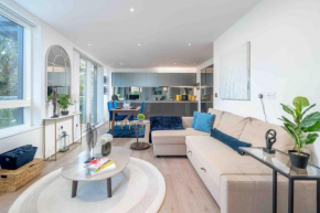 Luxury London Kew Bridge balcony condo free parking